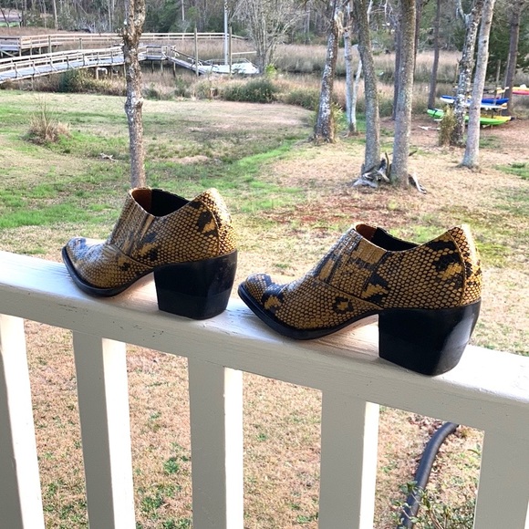 Chloe Rylee Low Boot 🥾 Snake Skin Python Print One of the "It" Patterns Luxe - Picture 9 of 16